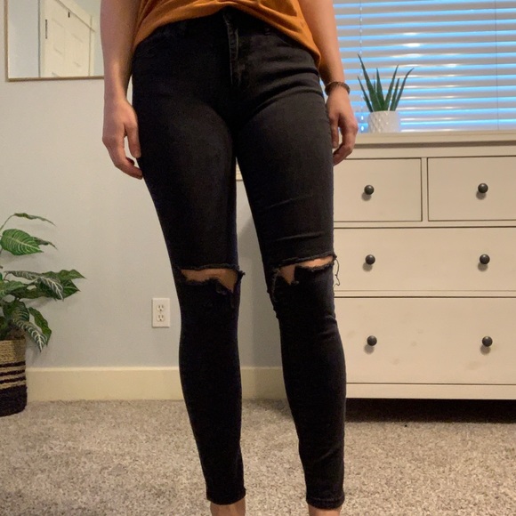 distressed black skinny jeans